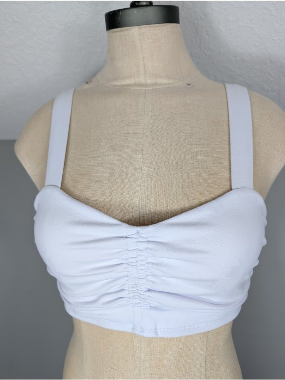 Alo white yoga top with bra like features women's size M